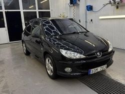 Svart Begagnad 2006 Peugeot 206 Halvkombi | 38 000 kr (Marknadspris)