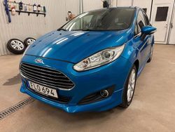 Blå Begagnad 2016 Ford Fiesta Sport Halvkombi | 75 000 kr (Marknadspris)