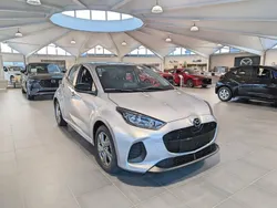 Grå Ny 2024 Mazda 2 Center-Line Halvkombi | 263 400 kr (Marknadspris)