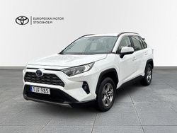 Vit Begagnad 2022 Toyota RAV4 Hybrid Active SUV | 358 900 kr (Marknadspris)