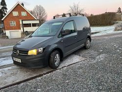 Mörkgrå Begagnad 2018 VW Caddy Minibuss | 129 000 kr (Marknadspris)