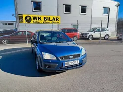 Blå Begagnad 2005 Ford Focus Halvkombi | 24 800 kr (Marknadspris)