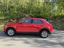 Röd Begagnad 2022 VW T-Roc SUV | 215 000 kr (Marknadspris)