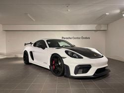 Vit Begagnad 2022 Porsche 718 Cayman GT4 Sportkupé | 1 639 000 kr (Marknadspris)