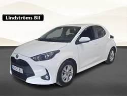 Vit Begagnad 2022 Toyota Yaris Hybrid Active Halvkombi | 219 800 kr (Marknadspris)