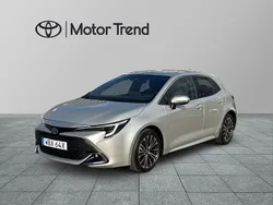 Silver Begagnad 2025 Toyota Corolla Hybrid Style Halvkombi | 319 900 kr (Marknadspris)