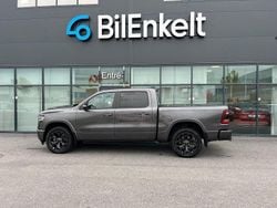 Mörkgrå (grå) Begagnad 2022 RAM 1500 Pickup | 799 900 kr (Marknadspris)