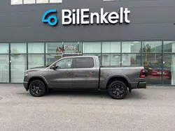 Mörkgrå (grå) Begagnad 2022 RAM 1500 Pickup | 799 900 kr (Marknadspris)