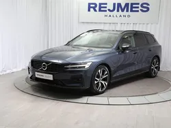 Mörkblå Begagnad 2021 Volvo V60 R-Design Kombi | 369 500 kr (Marknadspris)