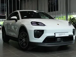 Vit (white) Ny 2024 Porsche Macan SUV | 1 092 400 kr (Marknadspris)