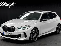 Vit (alpinvit) Begagnad 2021 BMW M135 M Performance Halvkombi | 389 800 kr (Marknadspris)