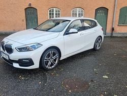 Begagnad 2021 BMW 118 Sport Line Halvkombi | 188 500 kr (Bra pris)