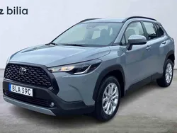 Grå Begagnad 2025 Toyota Corolla Cross Active SUV | 369 900 kr (Marknadspris)