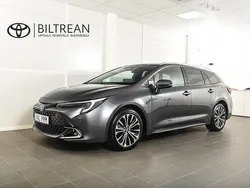 Mörkgrå Begagnad 2023 Toyota Corolla Style Kombi | 299 900 kr (Marknadspris)