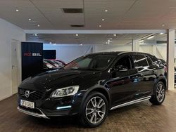 Svart Begagnad 2016 Volvo V60 CC Summum Kombi | 149 900 kr (Marknadspris)