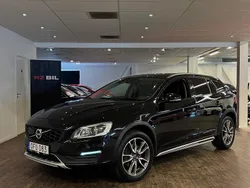Svart Begagnad 2016 Volvo V60 CC Summum Kombi | 149 900 kr (Marknadspris)
