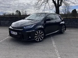 Svart Begagnad 2023 Toyota Yaris Halvkombi | 409 000 kr (Marknadspris)