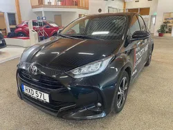 Svart Begagnad 2024 Toyota Yaris Hybrid Active Halvkombi | 279 900 kr (Dyr)