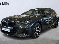 Grå Begagnad 2025 BMW i5 M Sport Sedan | 819 000 kr (Marknadspris)