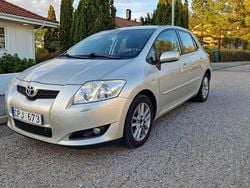 Silver Begagnad 2008 Toyota Auris Halvkombi | 49 000 kr (Marknadspris)