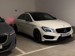 Vit Begagnad 2015 Mercedes CLA45 AMG AMG Sportkupé | 269 500 kr (Bra pris)