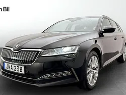Svart (black magic pärleffekt me) Begagnad 2023 Skoda Superb Style Kombi | 354 900 kr (Marknadspris)