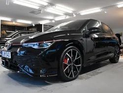 Svart (grenadilla black metallic) Ny 2024 VW Golf VIII GTI Clubsport Halvkombi | 416 400 kr (Marknadspris)