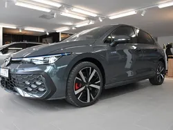Mörkgrå (dolphin grey metallic) Ny 2025 VW Golf VIII GTE Halvkombi | 564 600 kr