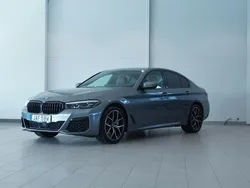 Grå/silver Begagnad 2023 BMW 545e M Sport Sedan | 629 900 kr (Marknadspris)