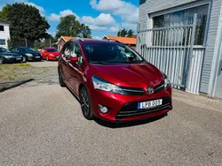 Röd Begagnad 2017 Toyota Verso Edition Minibuss | 159 900 kr (Lite dyr)
