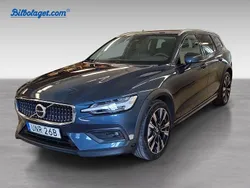 Blå Begagnad 2024 Volvo V60 CC Plus Kombi | 461 900 kr (Marknadspris)