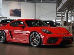 Röd Begagnad 2021 Porsche 718 Cayman GT4 Sportkupé | 1 149 000 kr (Marknadspris)