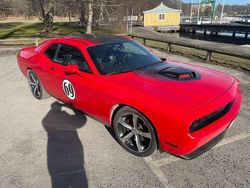 Knallröd Begagnad 2014 Dodge Challenger Sportkupé | 275 000 kr