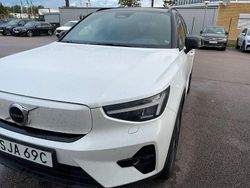 Vit (crystal white metallic) Begagnad 2024 Volvo XC40 Plus SUV | 425 000 kr
