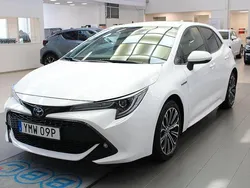 Vit Begagnad 2019 Toyota Corolla Hybrid Style Halvkombi | 229 900 kr (Marknadspris)