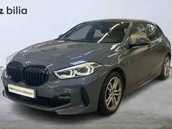 Mörkgrå Begagnad 2022 BMW 118 M Sport Halvkombi | 269 900 kr (Lite dyr)