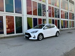 Vit Begagnad 2022 Toyota Yaris Hybrid Active Halvkombi | 179 900 kr (Marknadspris)