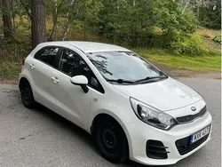 Vit Begagnad 2016 Kia Rio Halvkombi | 75 000 kr (Marknadspris)