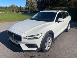 Vit Begagnad 2022 Volvo V60 CC Momentum Kombi | 375 000 kr (Marknadspris)