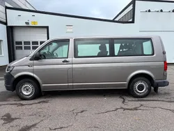 Silver (sandgrå metallic) Begagnad 2019 VW Caravelle Minibuss | 208 000 kr