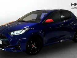 Mörkblå (blue) Begagnad 2021 Toyota Yaris Hybrid Sport Halvkombi | 209 900 kr (Bra pris)
