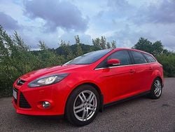 Röd Begagnad 2013 Ford Focus Titanium Kombi | 49 900 kr (Marknadspris)