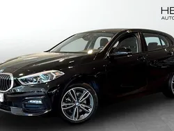 Svart (black) Begagnad 2022 BMW 118 Sport Line Halvkombi | 218 700 kr (Bra pris)
