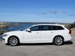 Svart (vit) Begagnad 2020 Volvo V90 Momentum Kombi | 146 000 kr