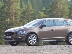 Brun Begagnad 2016 Volvo V60 CC Momentum Kombi | 144 000 kr (Dyr)