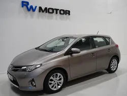 Brun Begagnad 2013 Toyota Auris Active Halvkombi | 144 700 kr (Marknadspris)