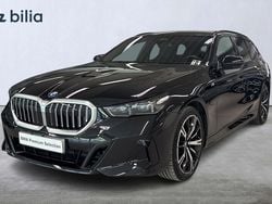 Svart (safirsvart metallic) Begagnad 2024 BMW 530e M Sport Kombi | 639 900 kr (Bra pris)