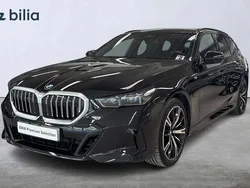 Svart (safirsvart metallic) Begagnad 2024 BMW 530e M Sport Kombi | 689 900 kr (Marknadspris)
