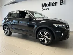 Svart (deep black pearl) Ny 2025 VW T-Roc R-line SUV | 406 500 kr (Marknadspris)