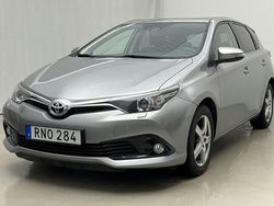Ljusgrå Begagnad 2015 Toyota Auris Active | 132 000 kr (Marknadspris)